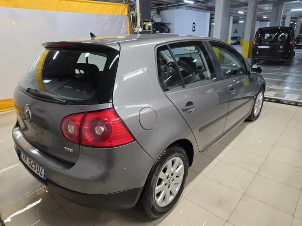 Tirane, shitet makine Golf 5 Nafte, gri e erret automatik Kondicioner 230.000 km 5.000 €