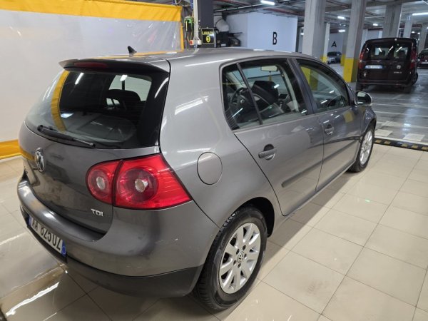 Tirane, shitet makine Golf 5 Nafte, gri e erret automatik Kondicioner 230.000 km 5.000 €
