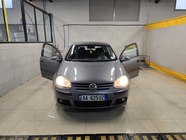 Tirane, shitet makine Golf 5 Nafte, gri e erret automatik Kondicioner 230.000 km 5.000 €