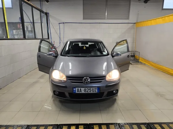 Tirane, shitet makine Golf 5 Nafte, gri e erret automatik Kondicioner 230.000 km 5.000 €