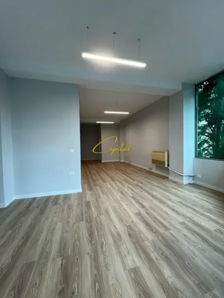 Tirane, jepet me qera dyqan Kati 1, 140 m² 2.000 € (KOMUNA E PARISIT)