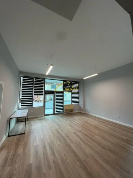 Tirane, jepet me qera dyqan Kati 1, 140 m² 2.000 € (KOMUNA E PARISIT)