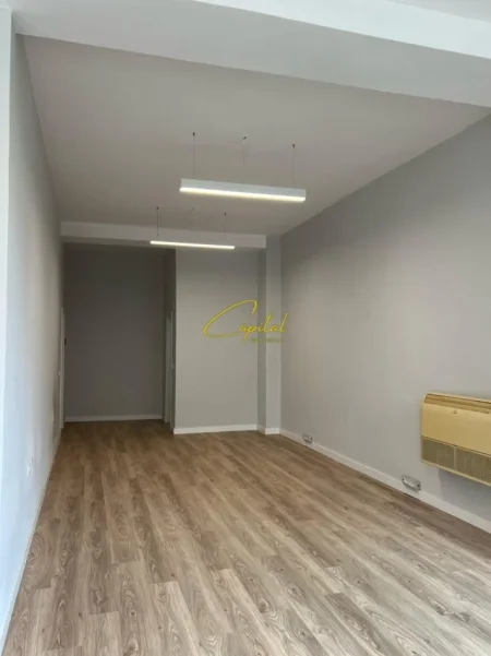 Tirane, jepet me qera dyqan Kati 1, 140 m² 2.000 € (KOMUNA E PARISIT)