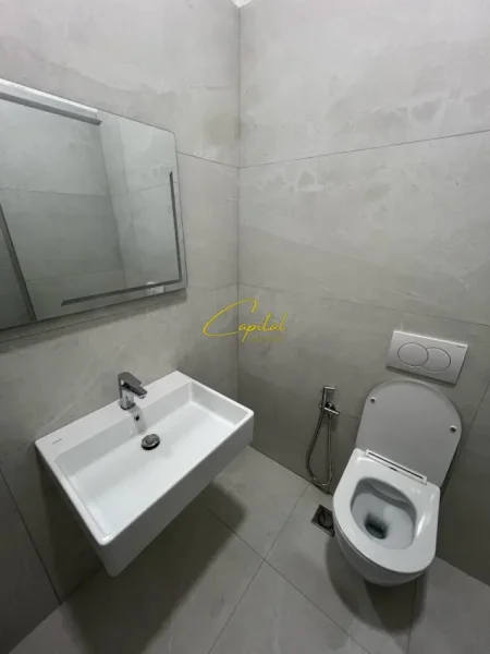 Tirane, jepet me qera dyqan Kati 1, 140 m² 2.000 € (KOMUNA E PARISIT)