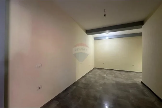 jepet me qera , 30 m² 300 € (Dyqan per qira te Liqeni Thate)