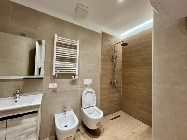 Tirane, jepet me qera garsonier 1+1+Ballkon Kati 1, 50 m² 400 € (Rruga Tefta Tashko Koco)