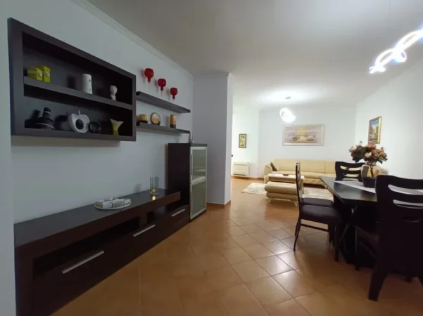 Tirane, jepet me qera apartament 2+1+Ballkon Kati 2, 85 m² 90.000 € (Komuna e Parisit)