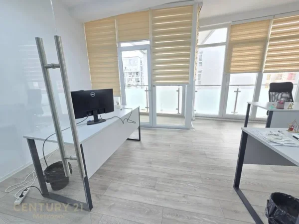 Tirane, jepet me qera zyre Kati 4, 126 m² 1.300 € (KOMUNA E PARISIT, KIKA 2)