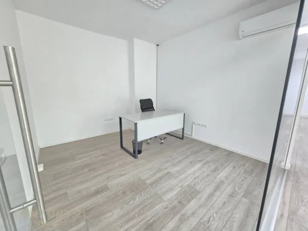 Tirane, jepet me qera zyre Kati 4, 126 m² 1.300 € (KOMUNA E PARISIT, KIKA 2)