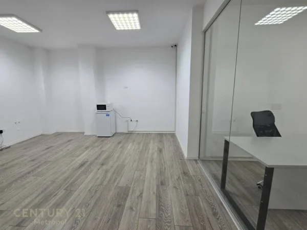 Tirane, jepet me qera zyre Kati 4, 126 m² 1.300 € (KOMUNA E PARISIT, KIKA 2)