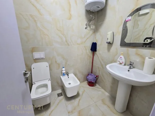 Tirane, jepet me qera zyre Kati 4, 126 m² 1.300 € (KOMUNA E PARISIT, KIKA 2)