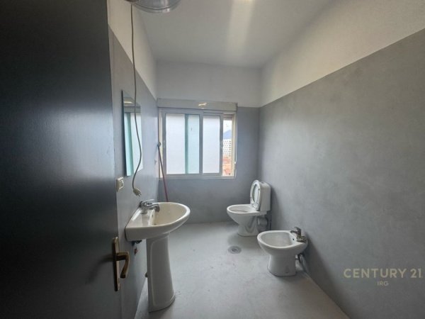 Tirane, jepet me qera apartament 2+1+Aneks+Ballkon Kati 5, 82 m² 700 € (Qendra Tregtare Kristal)