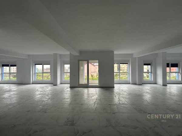 Tirane, jepet me qera ambjent biznesi , 355 m² 3.500 € (Shkoze)