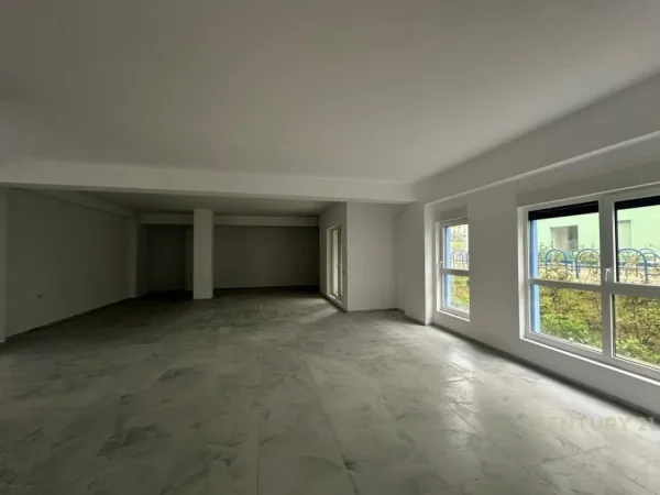Tirane, jepet me qera ambjent biznesi , 355 m² 3.500 € (Shkoze)