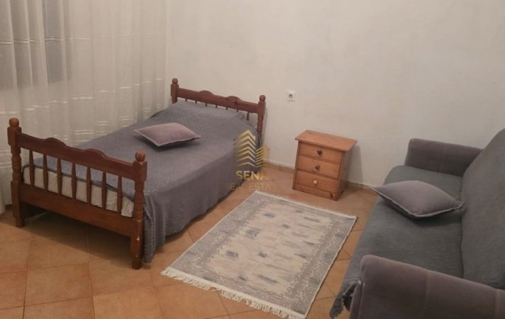 Tirane, jepet me qera apartament 2+1+Ballkon Kati 1, 80 m² 350 € (Rruga Llambi Bonata)