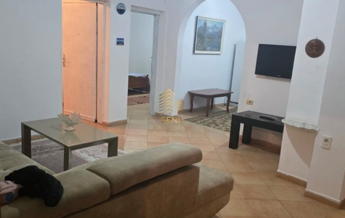 Tirane, jepet me qera apartament 2+1+Ballkon Kati 1, 80 m² 350 € (Rruga Llambi Bonata)