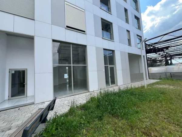 Tirane, jepet me qera ambjent biznesi Kati 0, 177 m² 1.000 € (Siri Kodra)