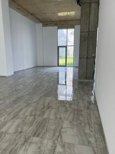 Tirane, jepet me qera ambjent biznesi Kati 0, 177 m² 1.000 € (Siri Kodra)