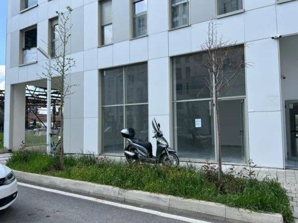 Tirane, jepet me qera ambjent biznesi Kati 0, 177 m² 1.000 € (Siri Kodra)