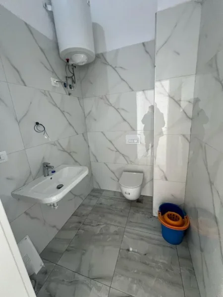 Tirane, jepet me qera ambjent biznesi Kati 0, 177 m² 1.000 € (Siri Kodra)