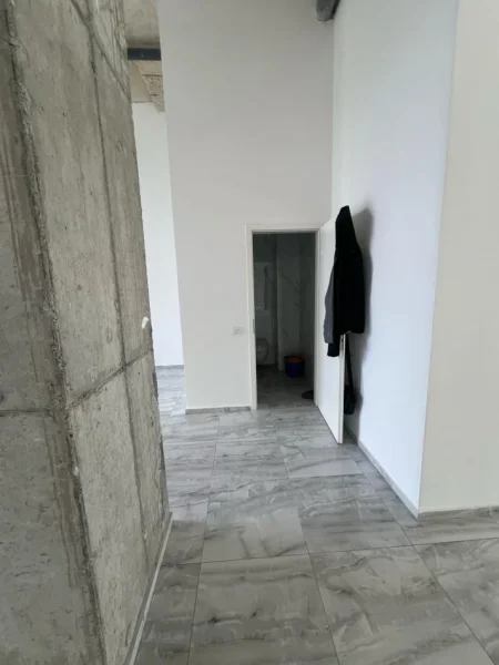 Tirane, jepet me qera ambjent biznesi Kati 0, 177 m² 1.000 € (Siri Kodra)