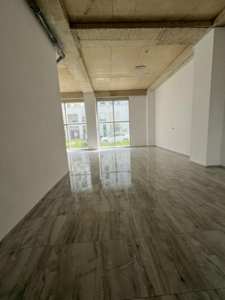 Tirane, jepet me qera ambjent biznesi Kati 0, 177 m² 1.000 € (Siri Kodra)