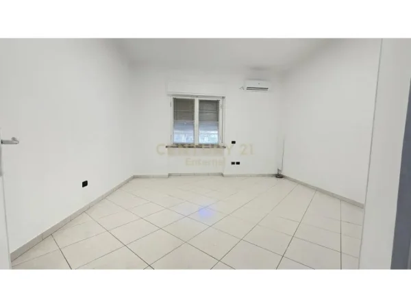 Tirane, jap me qera zyre , 209 m² 2.350 € (Ish Blloku)
