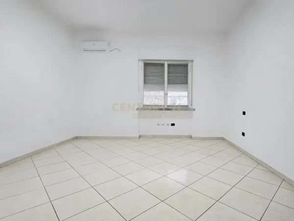Tirane, jap me qera zyre , 209 m² 2.350 € (Ish Blloku)