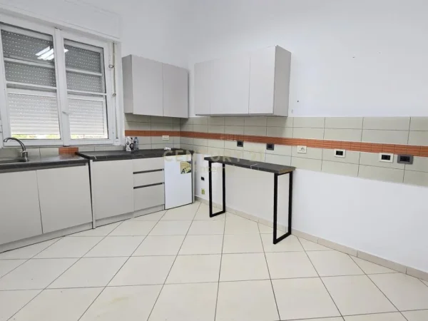 Tirane, jap me qera zyre , 209 m² 2.350 € (Ish Blloku)