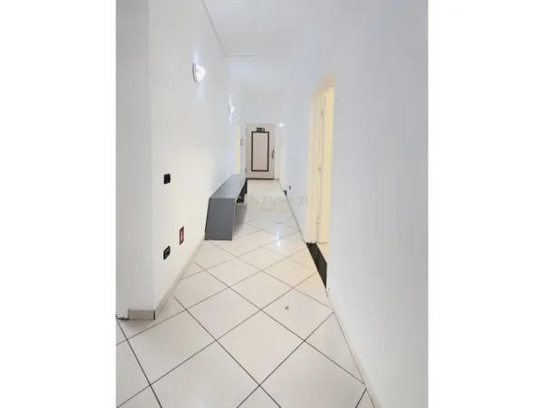 Tirane, jap me qera zyre , 209 m² 2.350 € (Ish Blloku)