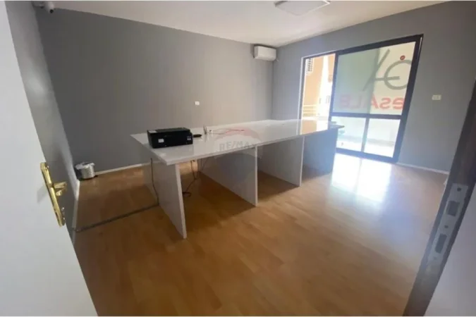 Tirane, jepet me qera zyre Kati 3, 125 m² 1.100 € (Rruga Ismail Qemali)