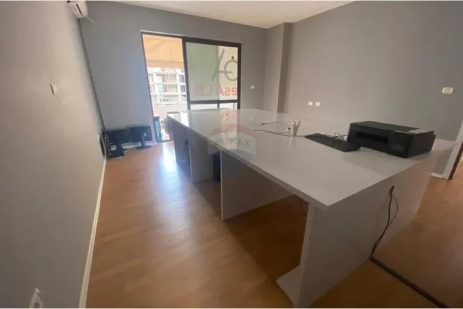 Tirane, jepet me qera zyre Kati 3, 125 m² 1.100 € (Rruga Ismail Qemali)