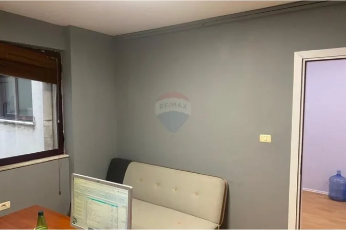 Tirane, jepet me qera zyre Kati 3, 125 m² 1.100 € (Rruga Ismail Qemali)