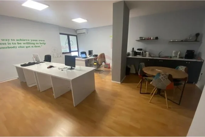 Tirane, jepet me qera zyre Kati 3, 125 m² 1.100 € (Rruga Ismail Qemali)