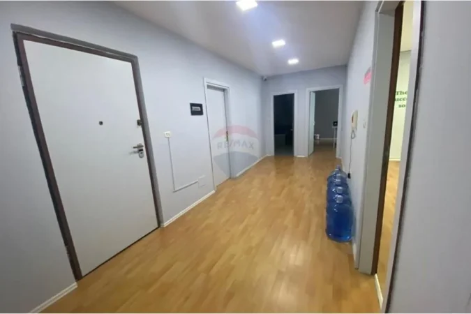 Tirane, jepet me qera zyre Kati 3, 125 m² 1.100 € (Rruga Ismail Qemali)