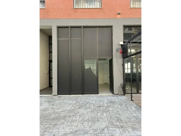 Tirane, jepet me qera dyqan Kati 0, 24 m² 450 € (5 Maji)