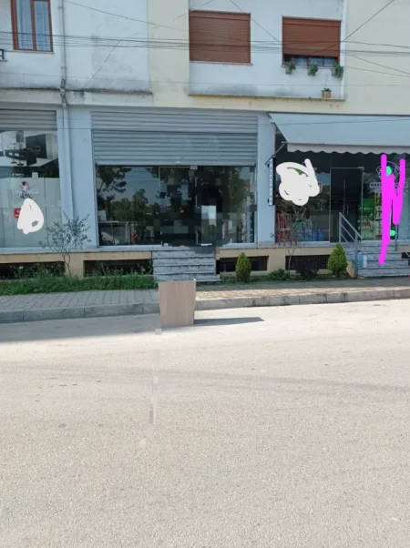 Tirane, jepet me qera dyqan Kati 0, 45 m² 250 € (Ruga e qelqit)