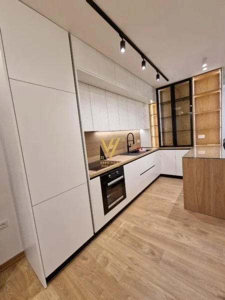 Tirane, jepet me qera apartament 2+1+Ballkon Kati 3, 115 m² 1.000 € (LIQENI ARTIFICIAL)