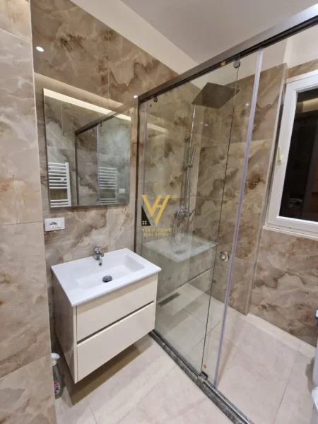 Tirane, jepet me qera apartament 2+1+Ballkon Kati 3, 115 m² 1.000 € (LIQENI ARTIFICIAL)