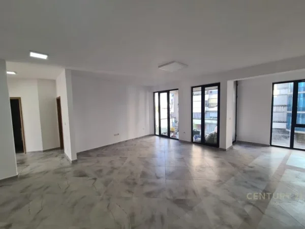 Tirane, jepet me qera zyre Kati 3, 125 m² 800 € (Rruga Dibres)