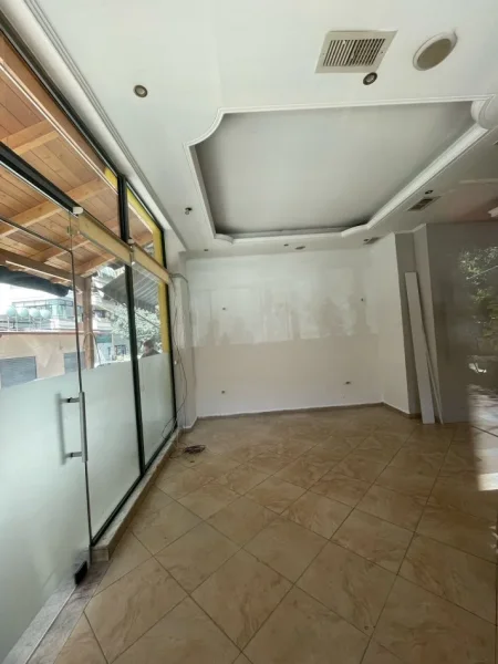 Tirane, jepet me qera ambjent biznesi Kati 0, 80 m² 500 € (RRUGA E KAVAJES)