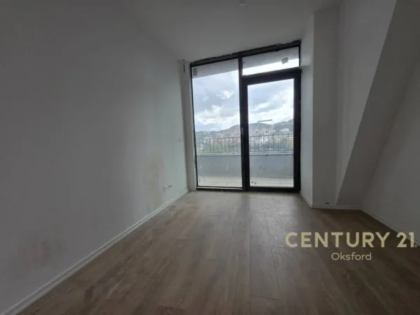 Tirane, jepet me qera zyre Kati 6, 215 m² 2.500 € (LAKE VIEW)