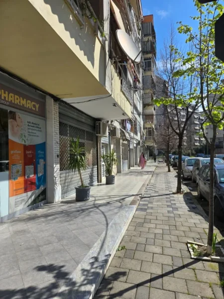 Tirane, jepet me qera Kati 0, 70 m² 1.250 € (Komuna e Parisit)