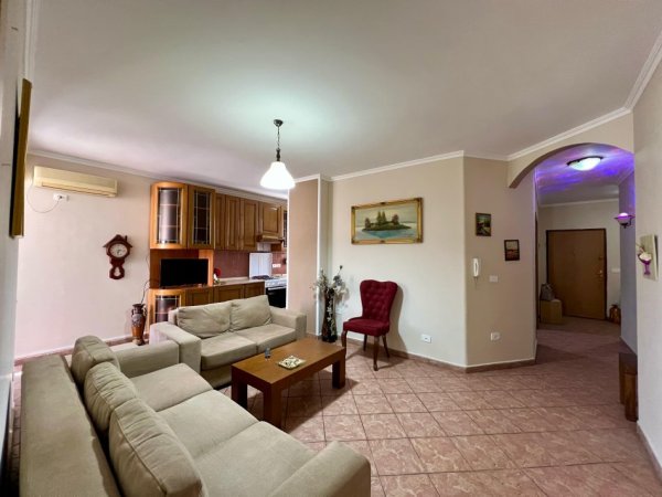 Tirane, jepet me qera apartament 2+1+Ballkon Kati 3, 100 m² 500 € (Ish Restorant Durresi)