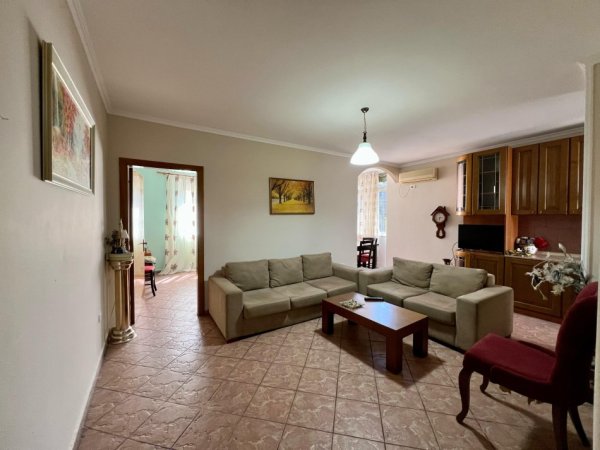 Tirane, jepet me qera apartament 2+1+Ballkon Kati 3, 100 m² 500 € (Ish Restorant Durresi)
