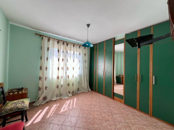 Tirane, jepet me qera apartament 2+1+Ballkon Kati 3, 100 m² 500 € (Ish Restorant Durresi)