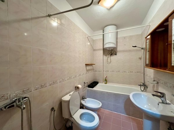 Tirane, jepet me qera apartament 2+1+Ballkon Kati 3, 100 m² 500 € (Ish Restorant Durresi)