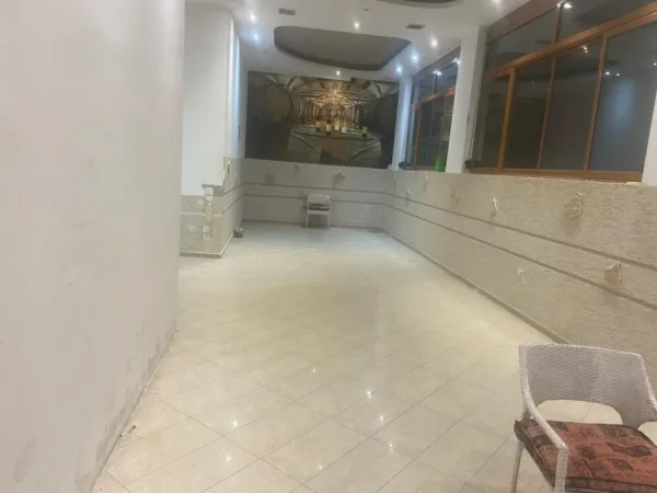 Tirane, jepet me qera ambjent biznesi Kati 0, 150 m² 1.000 € (SELIT)