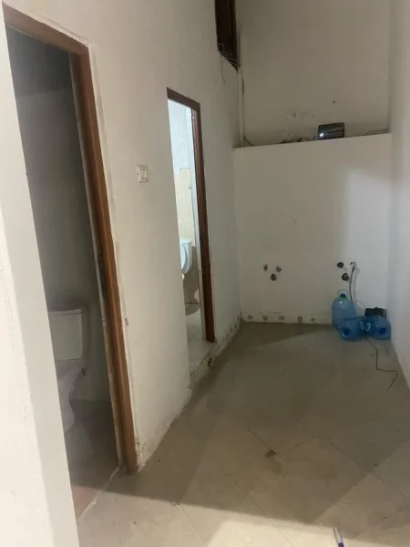Tirane, jepet me qera ambjent biznesi Kati 0, 150 m² 1.000 € (SELIT)