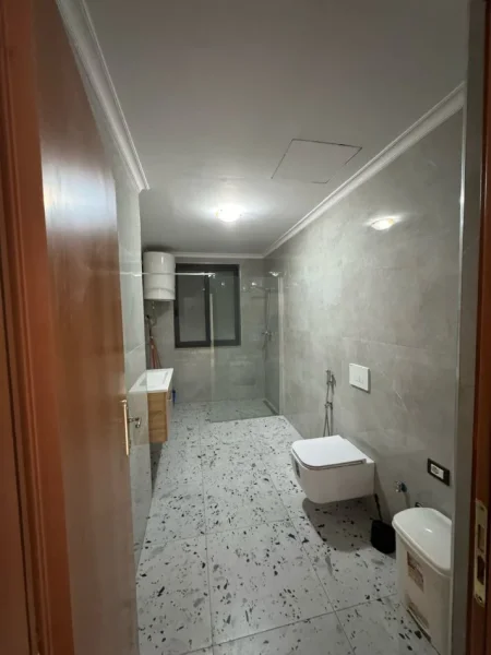 Tirane, jepet me qera zyre Kati 2, 127 m² 700 € (9 Kateshet)